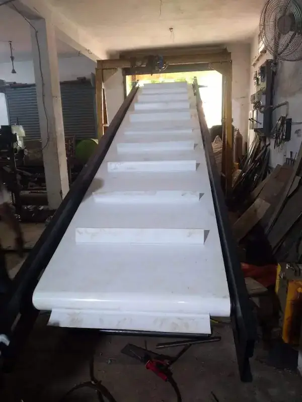 Telescopic belt conveyor for truck loading and logistics