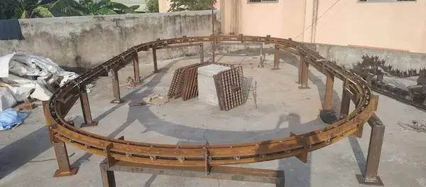 Heavy-duty floor conveyor for assembly line