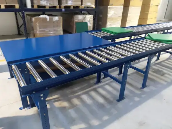 Flexible expandable roller conveyor for truck loading in India